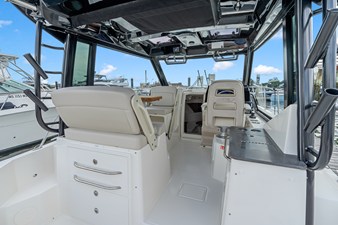 2026 Boston Whaler 325 Conquest 15