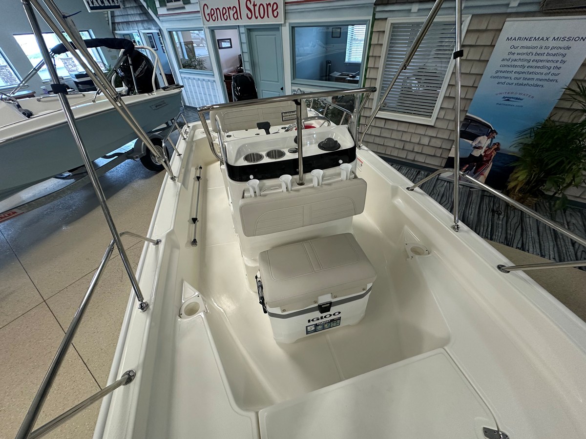 2026 Boston Whaler 150 Montauk 9