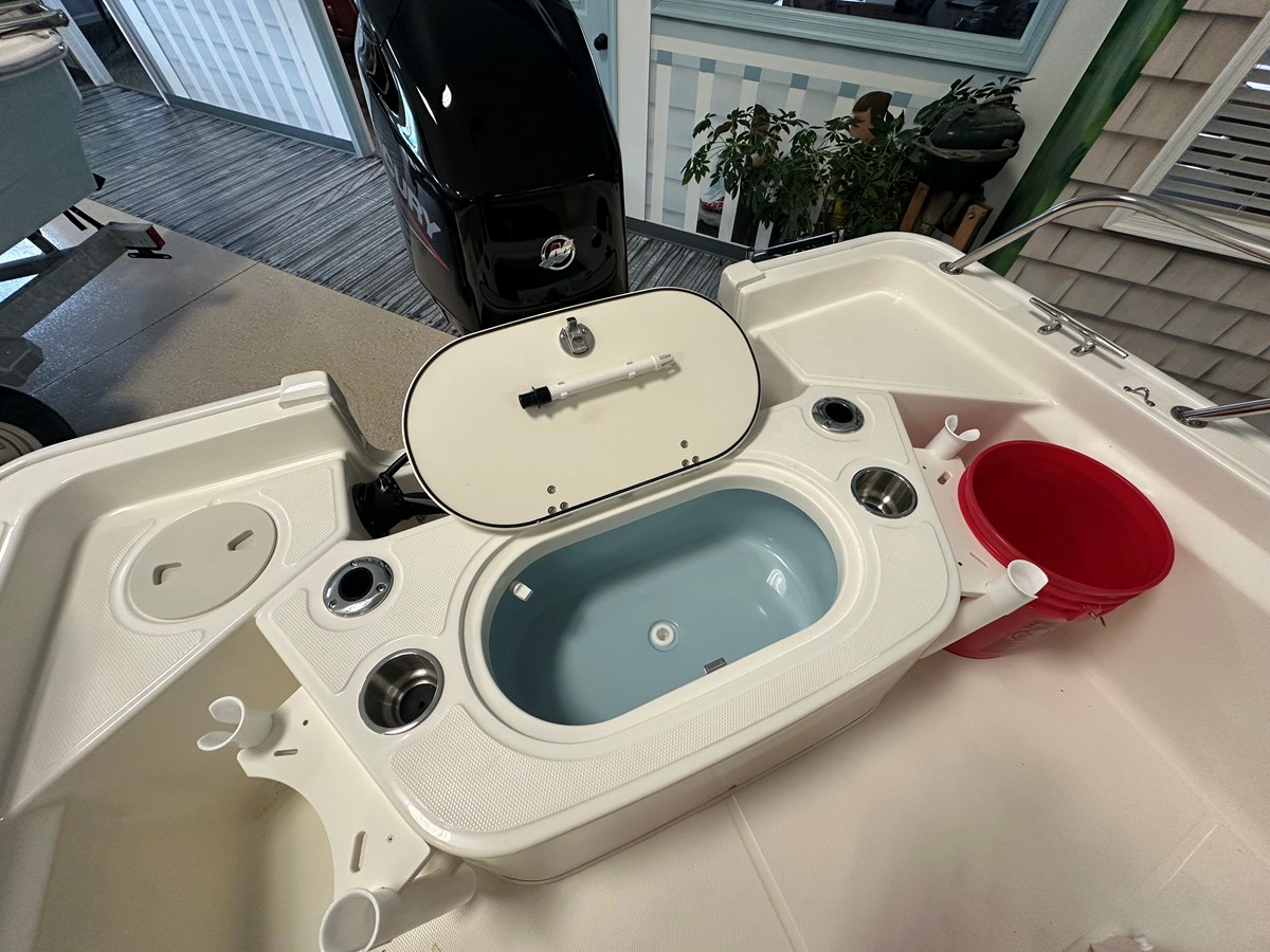 2026 Boston Whaler 150 Montauk 10