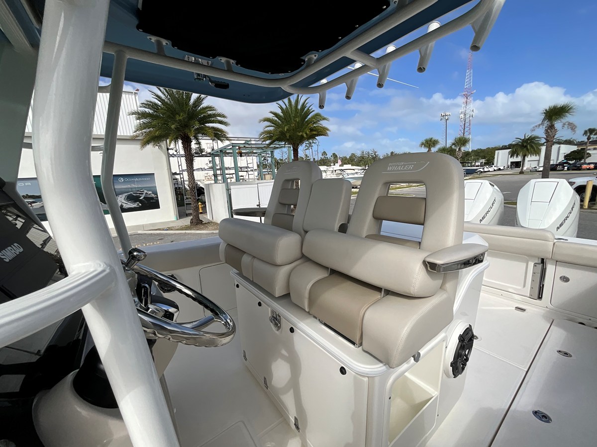 2026 Boston Whaler 330 Outrage 7