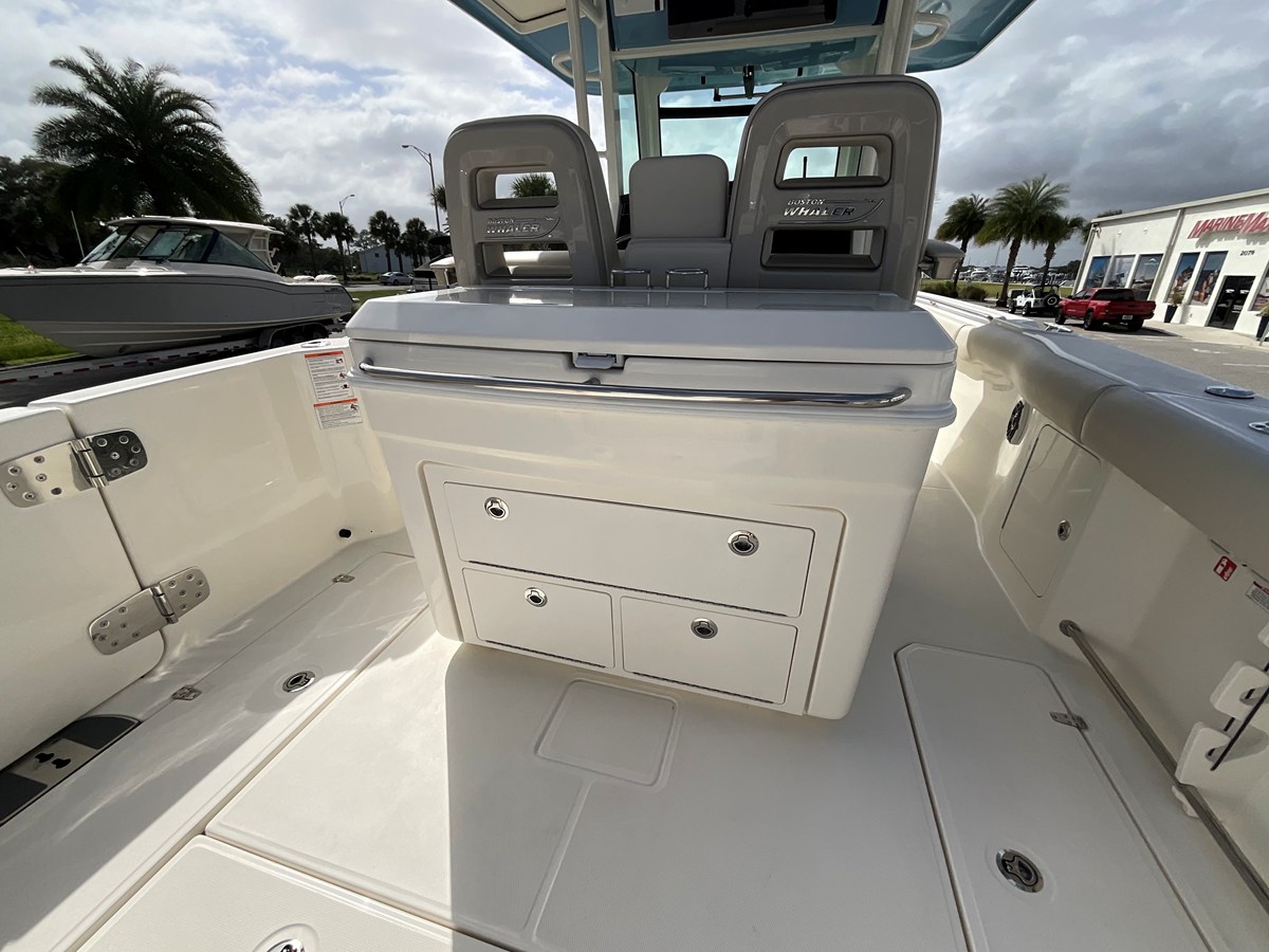 2026 Boston Whaler 330 Outrage 8