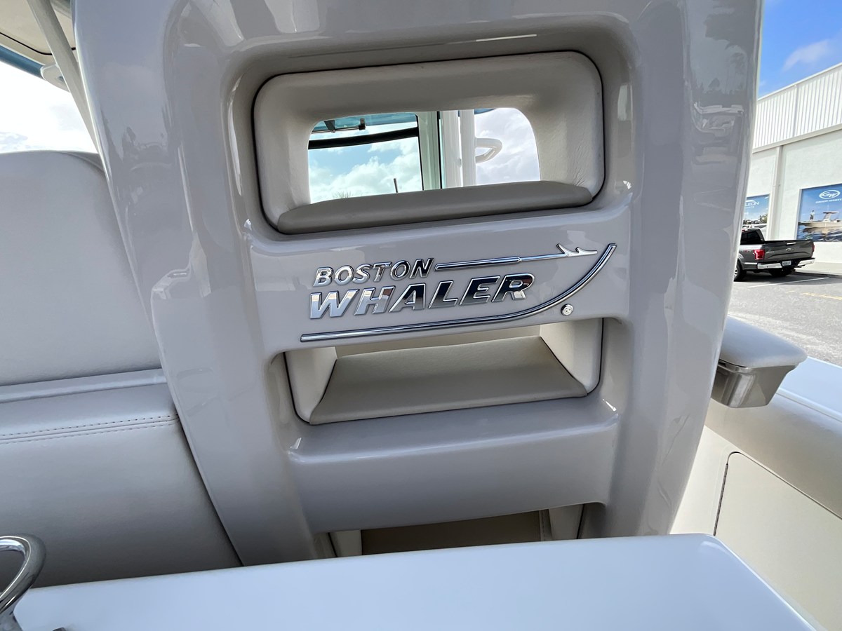 2026 Boston Whaler 330 Outrage 16