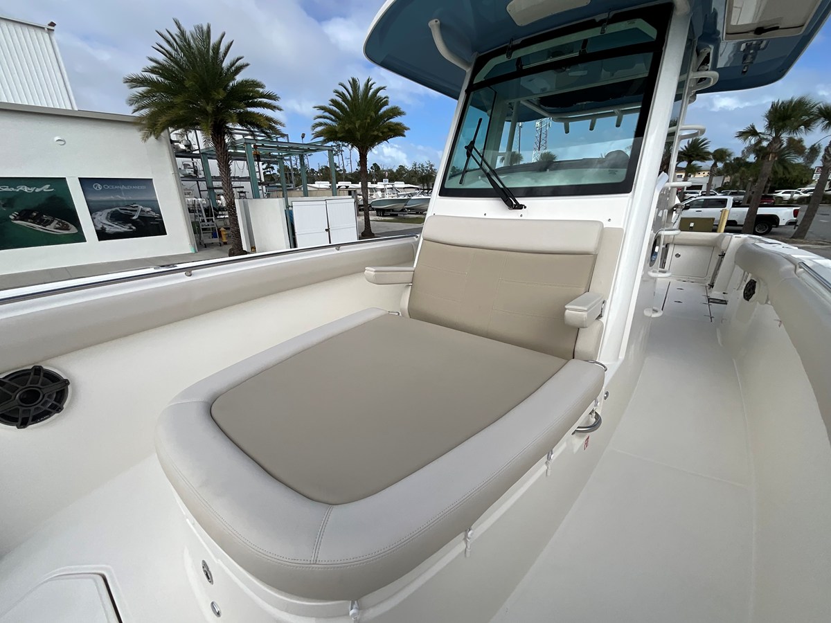 2026 Boston Whaler 330 Outrage 28
