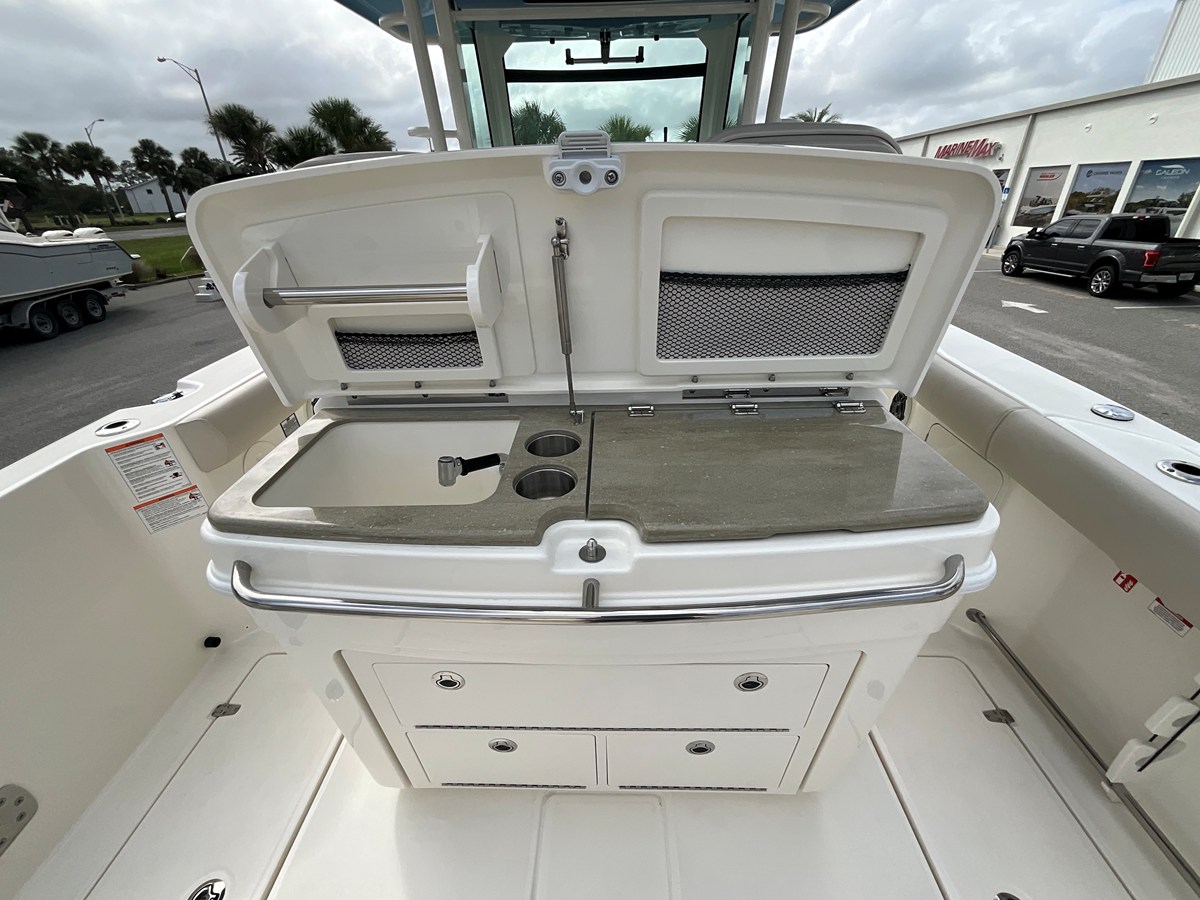 2026 Boston Whaler 330 Outrage 31