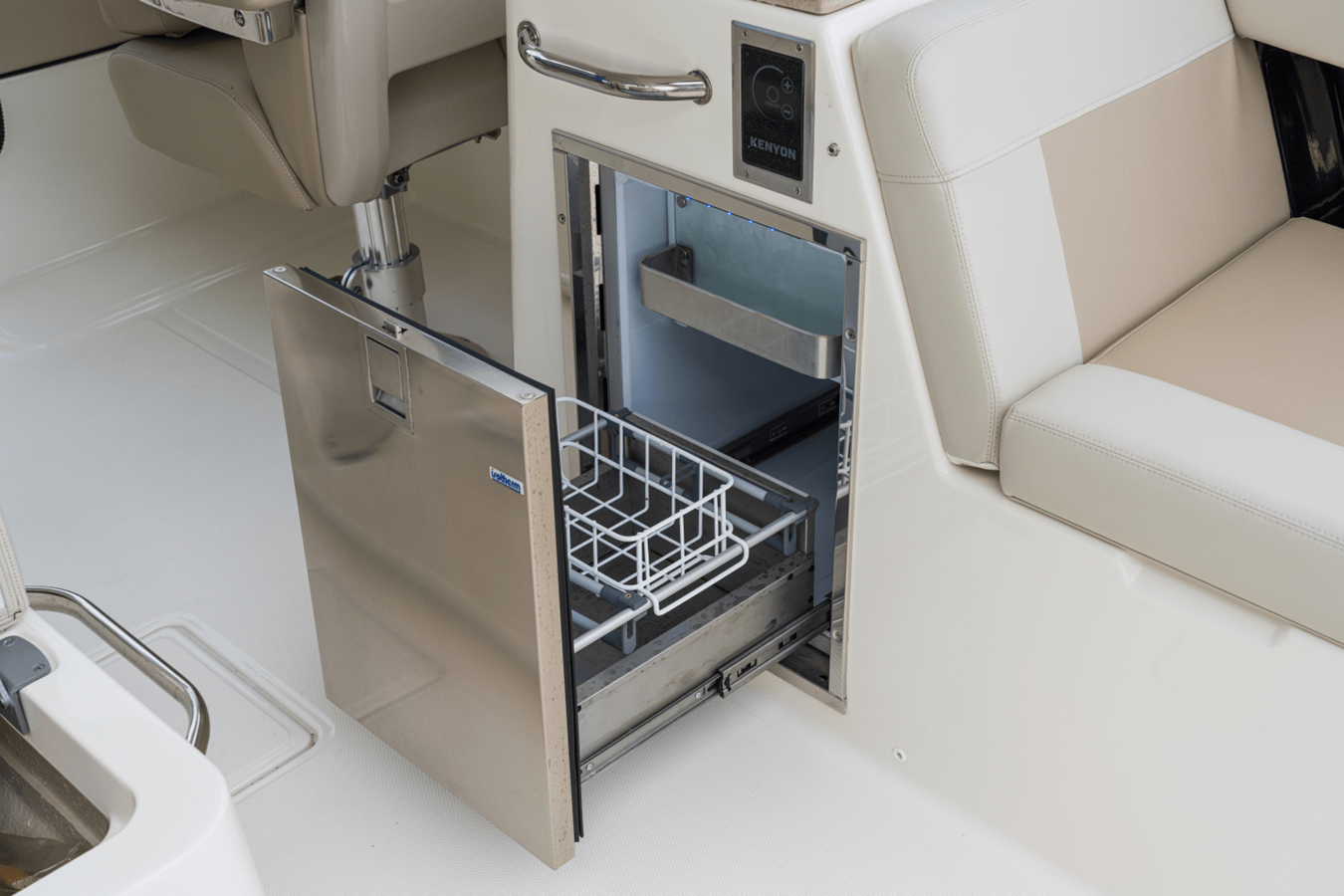 2027 Boston Whaler 280 Vantage 60