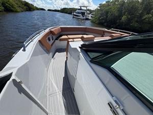 Cruisers Yachts 34 GLS South Beach Outboard 14 2024 Cruisers Yachts 34 GLS South Beach Outboard 15