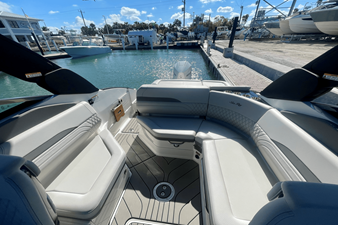 Sea Ray SLX 260 Outboard 6 2025 Sea Ray SLX 260 Outboard 7