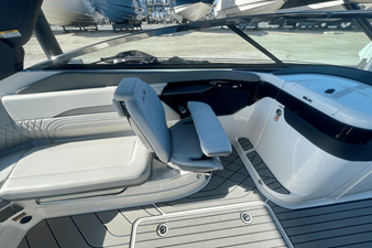 Sea Ray SLX 260 Outboard 11 2025 Sea Ray SLX 260 Outboard 12