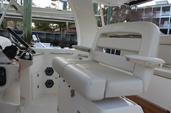 Boston Whaler 350 REALM 18 2021 Boston Whaler 350 REALM 19