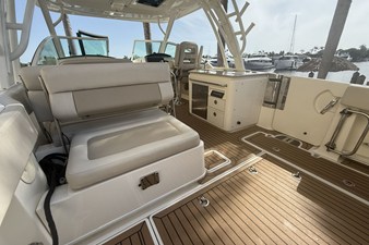 Boston Whaler 320 VANTAGE 42 2018 Boston Whaler 320 VANTAGE 43