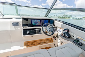 Sea Ray 320 SUNDANCER OB 26 2024 Sea Ray 320 SUNDANCER OB 27