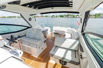Sea Ray 320 SUNDANCER OB 28 2024 Sea Ray 320 SUNDANCER OB 29