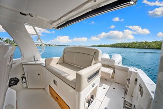 Boston Whaler 350 REALM 34 2020 Boston Whaler 350 REALM 35