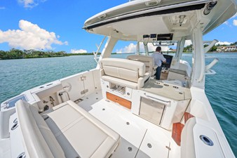 Boston Whaler 350 REALM 37 2020 Boston Whaler 350 REALM 38