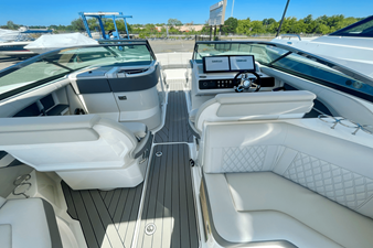 Sea Ray SLX 310 Outboard 11 2026 Sea Ray SLX 310 Outboard 12