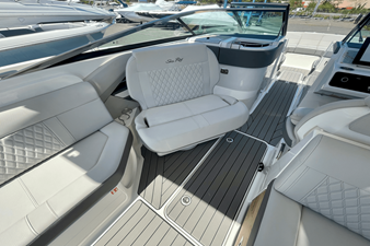 Sea Ray SLX 310 Outboard 12 2026 Sea Ray SLX 310 Outboard 13