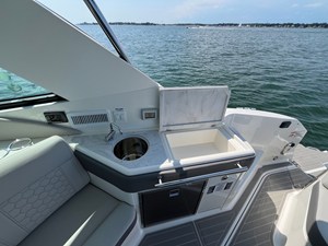 Sea Ray Sundancer 320 Outboard 15 2026 Sea Ray Sundancer 320 Outboard 16
