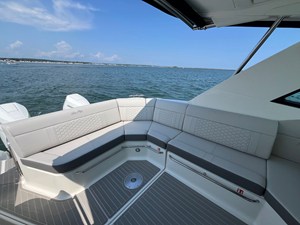 Sea Ray Sundancer 320 Outboard 16 2026 Sea Ray Sundancer 320 Outboard 17