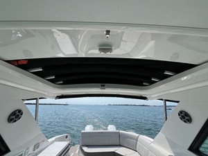 Sea Ray Sundancer 320 Outboard 33 2026 Sea Ray Sundancer 320 Outboard 34