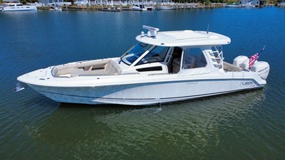 Boston Whaler 350 Realm 0 2019 Boston Whaler 350 Realm 1
