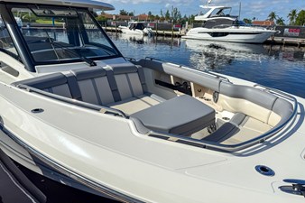 Boston Whaler 350 REALM 9 2025 Boston Whaler 350 REALM 10