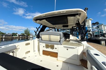 Boston Whaler 350 REALM 10 2025 Boston Whaler 350 REALM 11