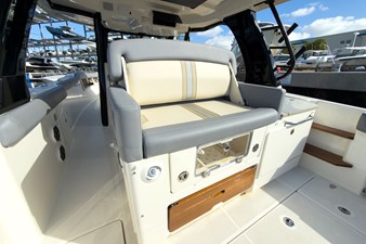 Boston Whaler 350 REALM 11 2025 Boston Whaler 350 REALM 12