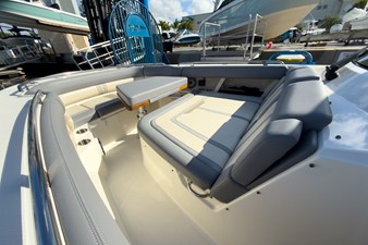 Boston Whaler 350 REALM 26 2025 Boston Whaler 350 REALM 27