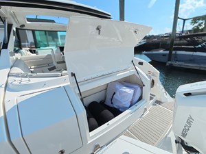 Sea Ray Sundancer 320 Outboard 9 2026 Sea Ray Sundancer 320 Outboard 10