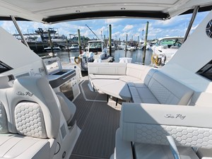 Sea Ray Sundancer 320 Outboard 10 2026 Sea Ray Sundancer 320 Outboard 11
