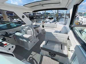 Sea Ray Sundancer 320 Outboard 11 2026 Sea Ray Sundancer 320 Outboard 12