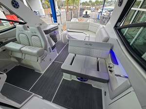Sea Ray Sundancer 320 Outboard 14 2026 Sea Ray Sundancer 320 Outboard 15