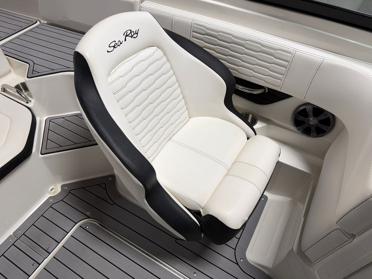 2021 Sea Ray SPX 190 37
