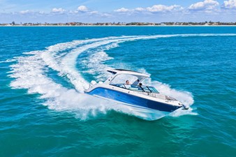 Sea Ray SLX 310 Outboard 10 2026 Sea Ray SLX 310 Outboard 11