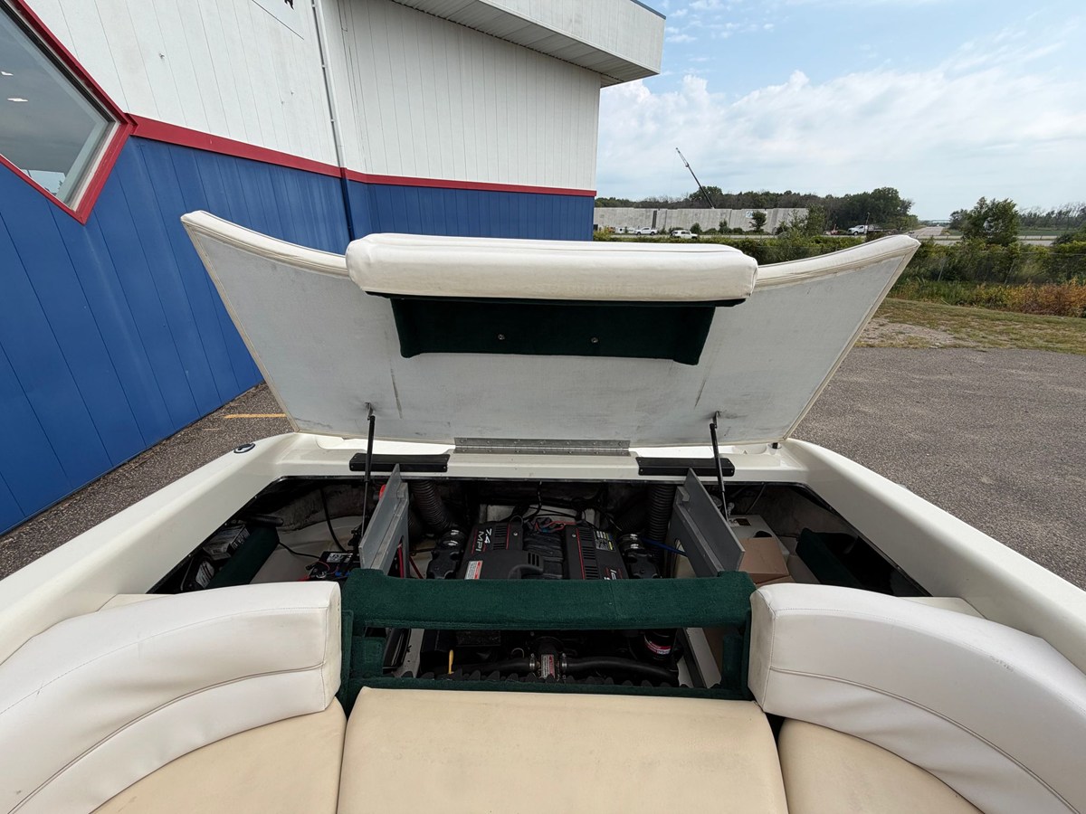 1999 Sea Ray 230 11