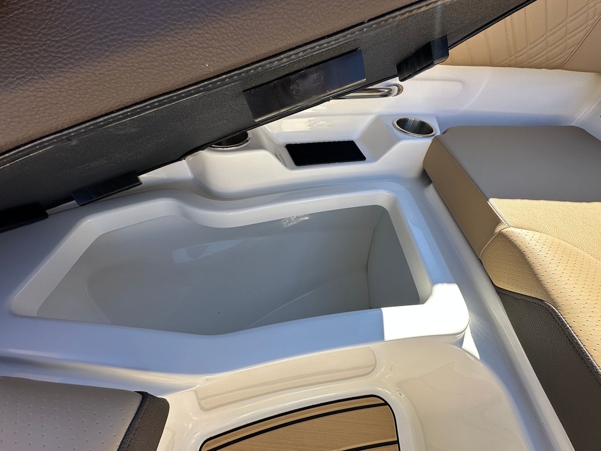 2026 Sea Ray SDX 230 14