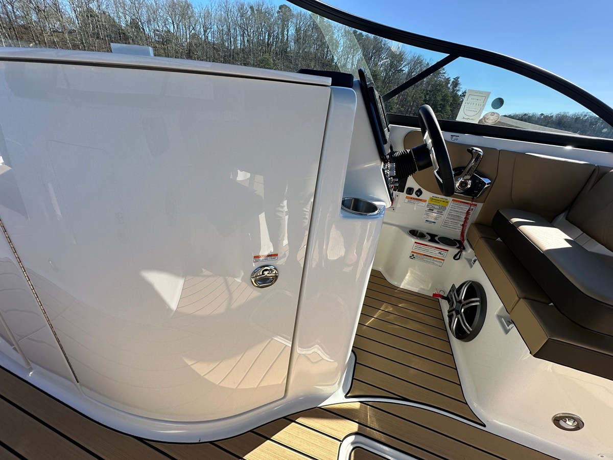 2026 Sea Ray SDX 230 23
