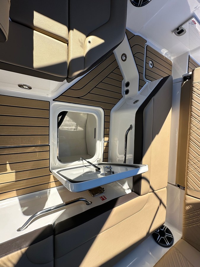 2026 Sea Ray SDX 230 35