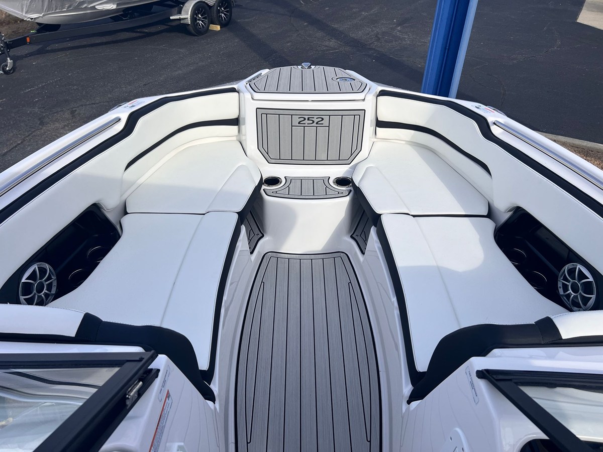 2026 Yamaha 252SE 7