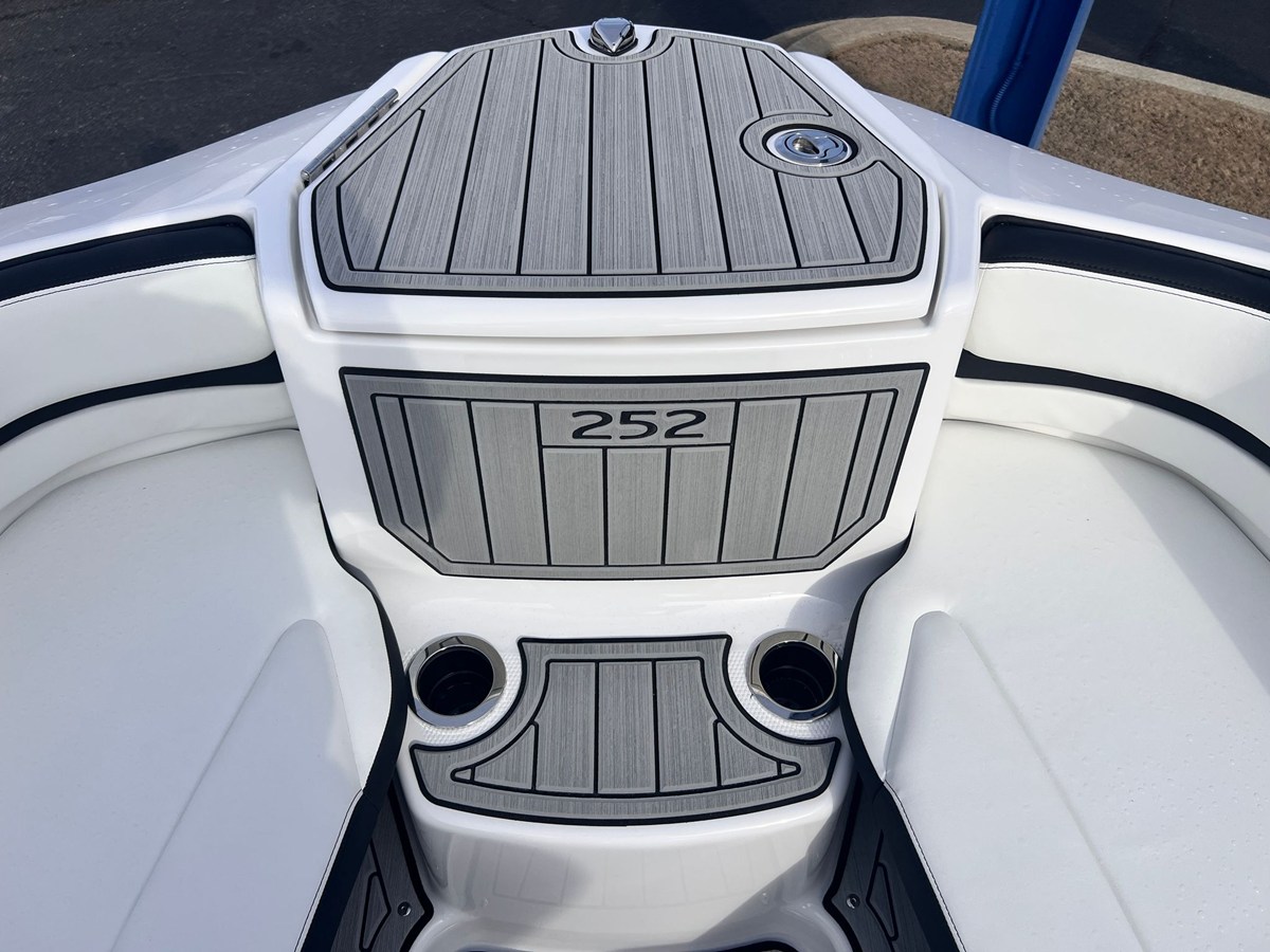 2026 Yamaha 252SE 9