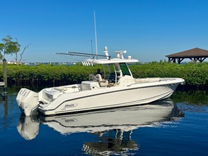 Boston Whaler 330 OUTRAGE 4 2021 Boston Whaler 330 OUTRAGE 5