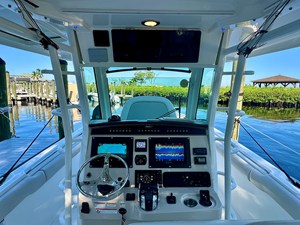 Boston Whaler 330 OUTRAGE 19 2021 Boston Whaler 330 OUTRAGE 20