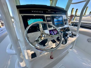 Boston Whaler 330 OUTRAGE 25 2021 Boston Whaler 330 OUTRAGE 26