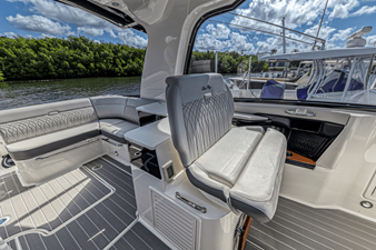 Sea Ray 370 SUNDANCER OUTBOARD 7 2022 Sea Ray 370 SUNDANCER OUTBOARD 8