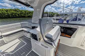 Sea Ray 370 SUNDANCER OUTBOARD 51 2022 Sea Ray 370 SUNDANCER OUTBOARD 52