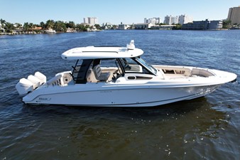 Boston Whaler 350 Realm 0 2023 Boston Whaler 350 Realm 1
