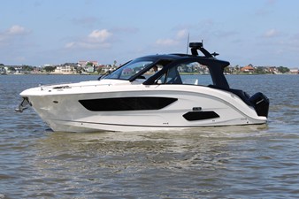 Sea Ray Sundancer 370 Outboard 0 2026 Sea Ray Sundancer 370 Outboard 1