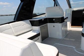 Sea Ray Sundancer 370 Outboard 81 2026 Sea Ray Sundancer 370 Outboard 82
