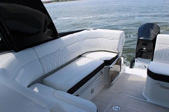 Sea Ray Sundancer 370 Outboard 90 2026 Sea Ray Sundancer 370 Outboard 91