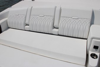 Sea Ray Sundancer 370 Outboard 93 2026 Sea Ray Sundancer 370 Outboard 94